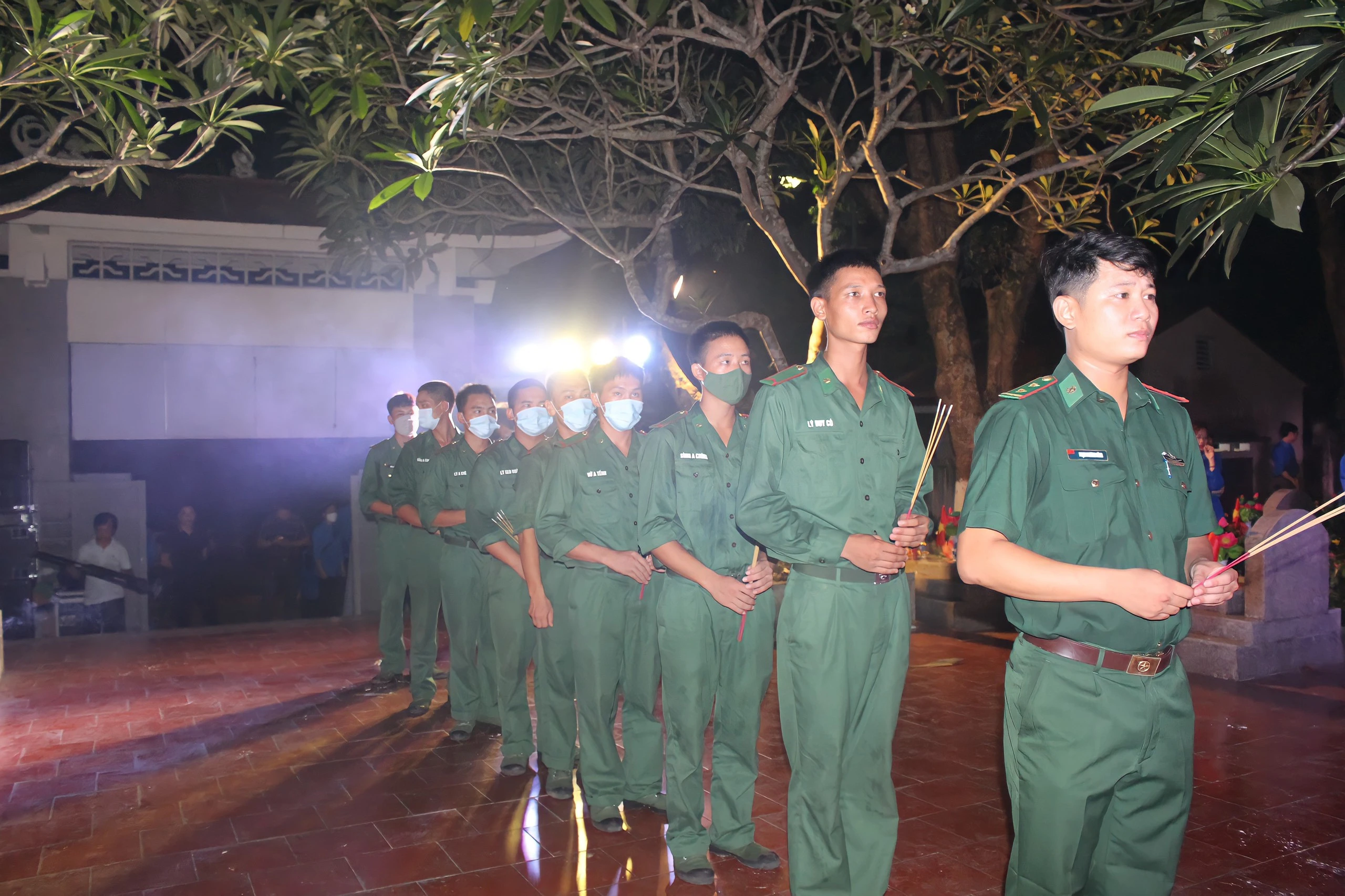 Thắp nến tri ân các anh hùng liệt sỹ ảnh 5