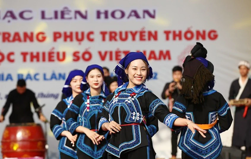 Phần thi trình diễn trang phục Hà Nhì "Nhịp sống nơi đại ngàn" giành giải B.