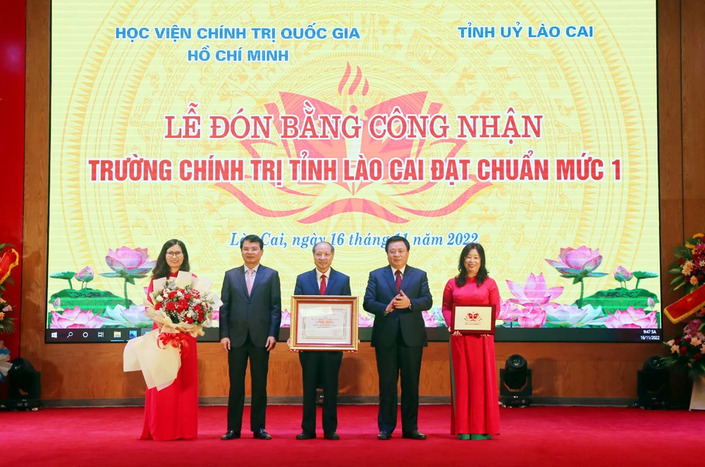 Trường Chính trị tỉnh Lào Cai đón nhận Bằng đạt chuẩn mức 1 đầu tiên trong cả nước ảnh 6