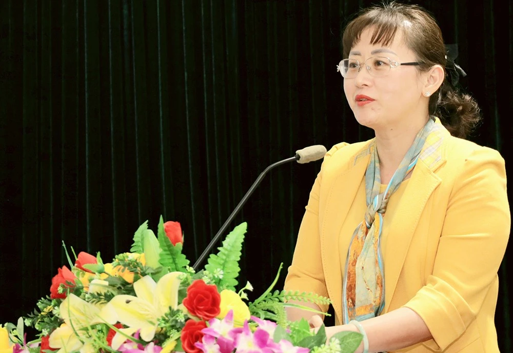 Phó Chủ tịch UBND tỉnh Giàng Thị Dung phát biểu tại hội nghị.