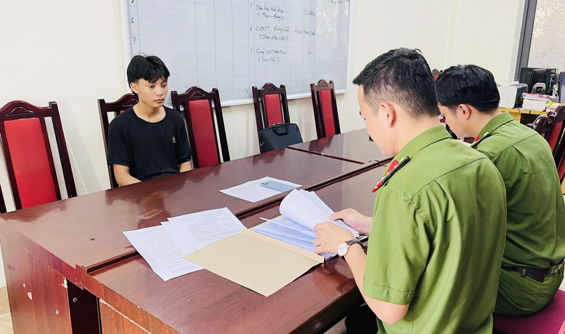 Đối tượng Bàn Duy Việt cùng tang vật tại cơ quan công an.