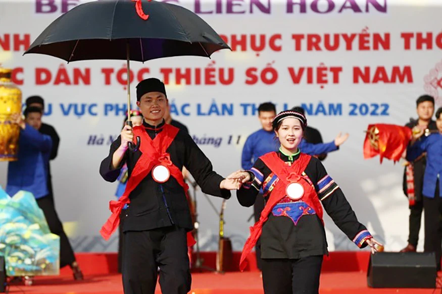 Phần thi trình diễn trang phục Phù Lá "Rước dâu ngày xuân" giành giải A tại Liên hoan.
