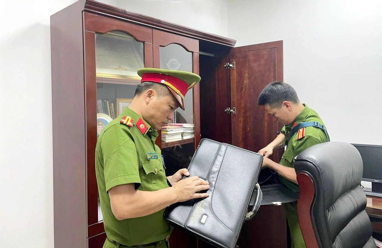 Cơ quan CSĐT thi hành lệnh khám xét tại nhà của một trong các đối tượng.