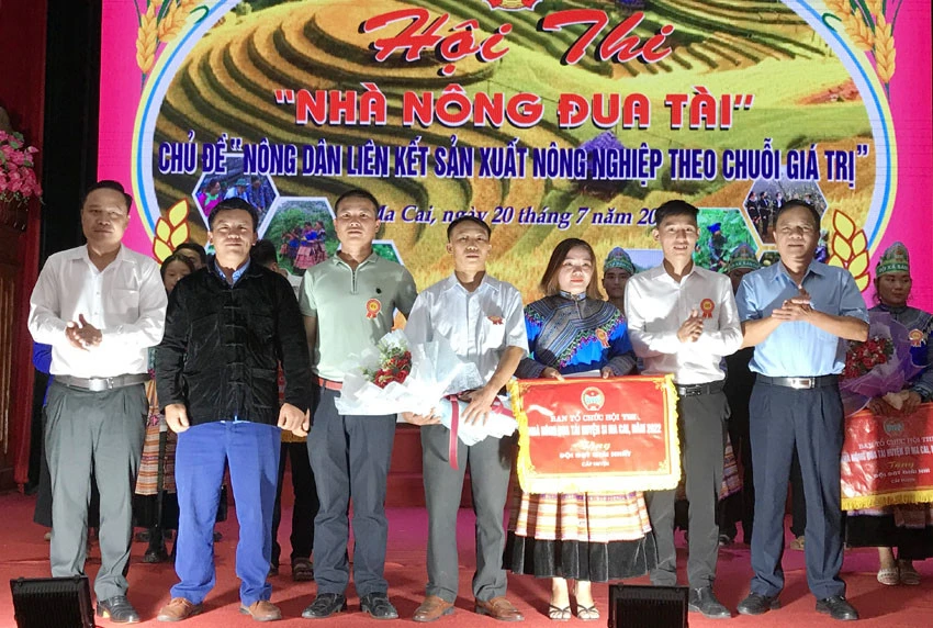 Trao giải Nhất cho đội thi xã Sín Chéng.