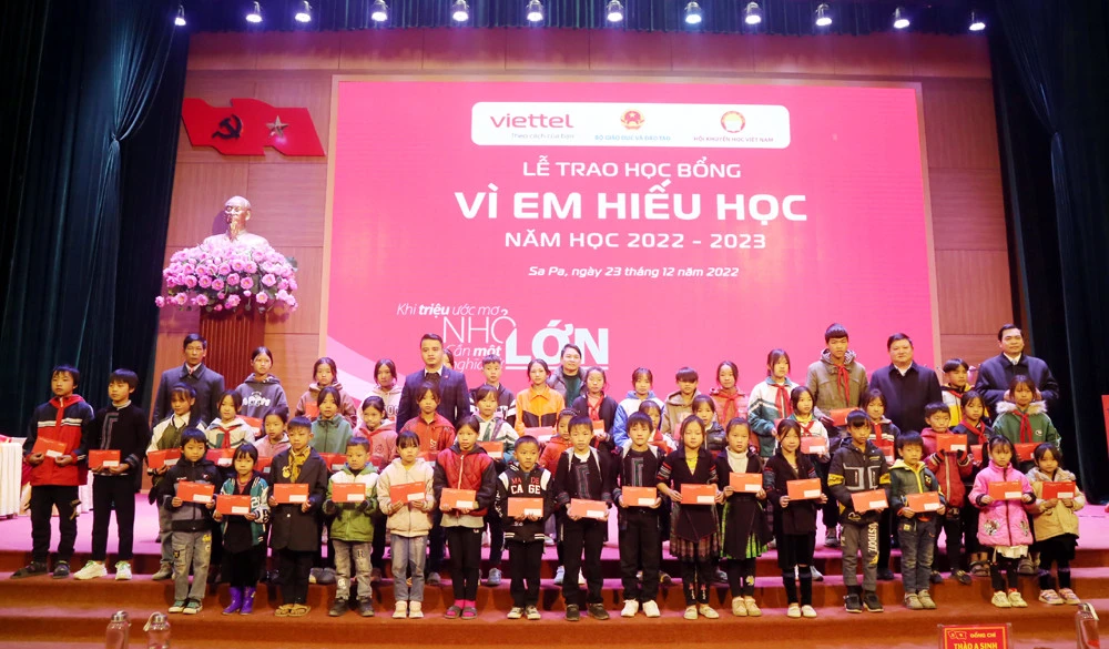Đại diện Viettel Chi nhánh Sa Pa trao học bổng “Vì em hiếu học” cho học sinh.