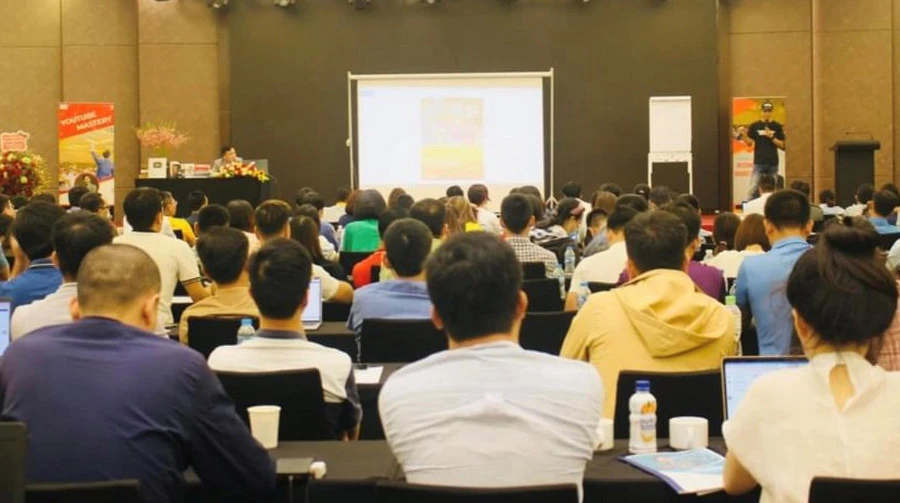 ... hoặc các buổi hội thảo hoành tráng.