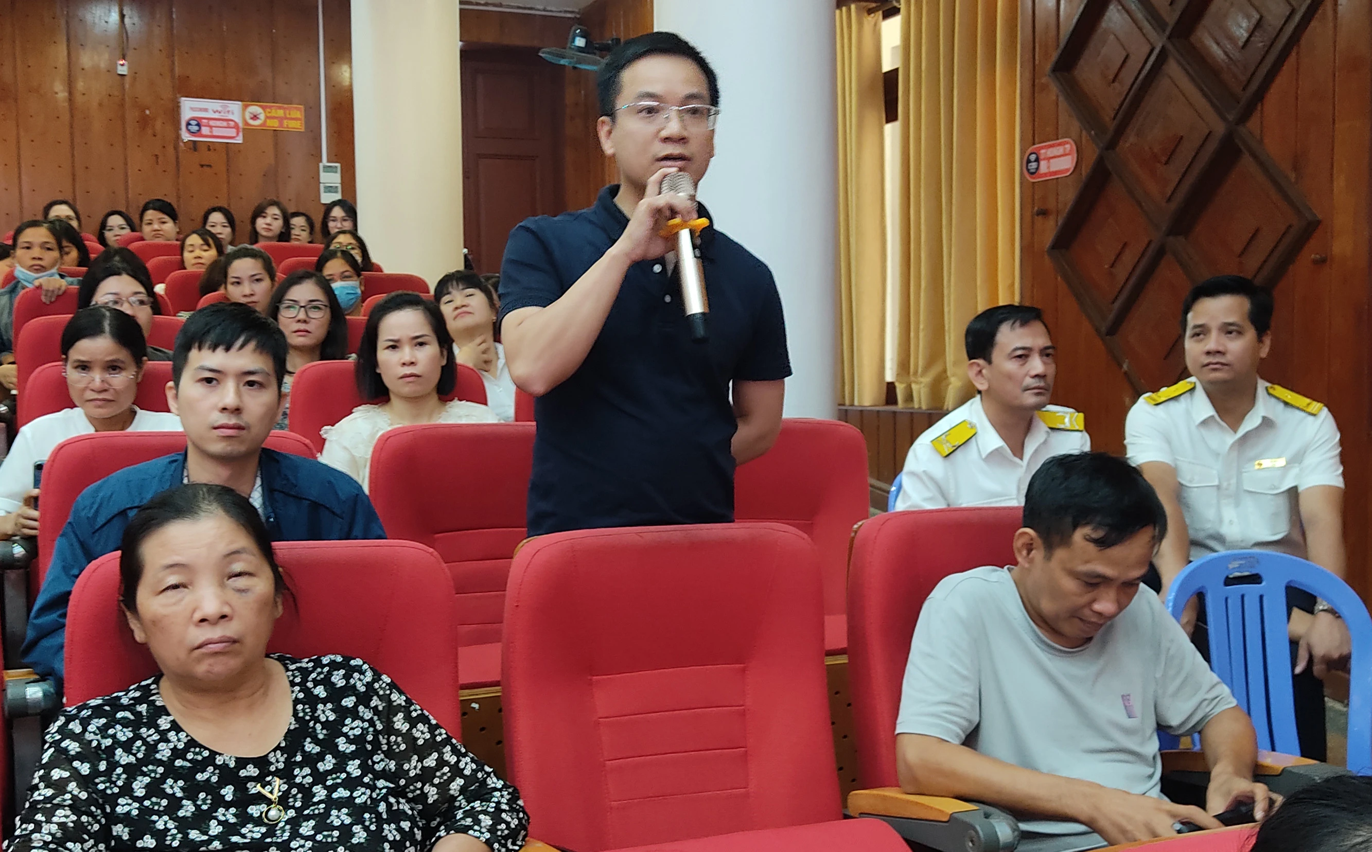 Đại biểu nêu việc thực hiện các chính sách mới và đề xuất, kiến nghị với Cục Thuế tỉnh Lào Cai.