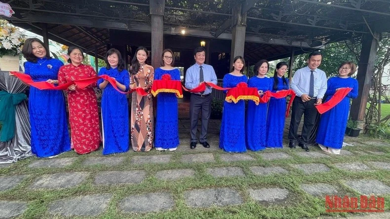 Đại diện gia đình và các đại biểu cắt băng khánh thành khu lưu niệm ông Sáu Dân.