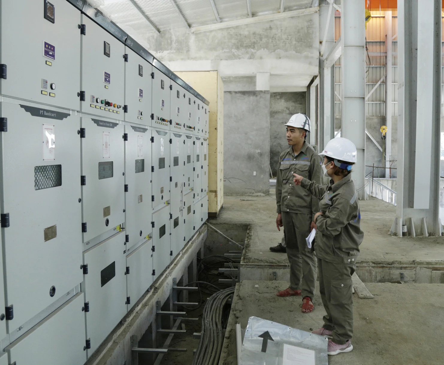 Kiểm tra thiết bị trước khi lắp đặt. Công nhân sẵn sàng vận hành nhà máy.