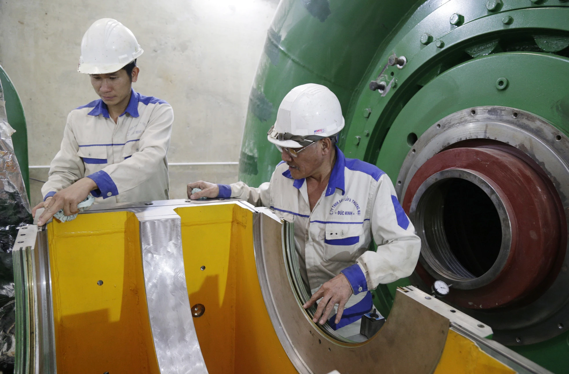 Kiểm tra thiết bị trước khi lắp đặt. Công nhân sẵn sàng vận hành nhà máy.