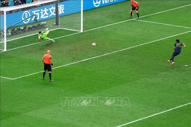 Thủ thành Argentina Emiliano Martinez cản phá được cú đá luân lưu của tiền đạo Pháp Kingsley Coman (phải). Tỷ số Argentina 2-1 Pháp.