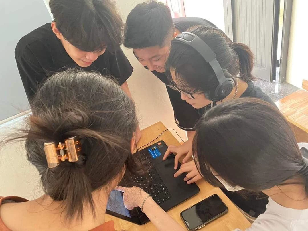 Nhóm học sinh Trường THPT số 1 thành phố Lào Cai dự thi online.