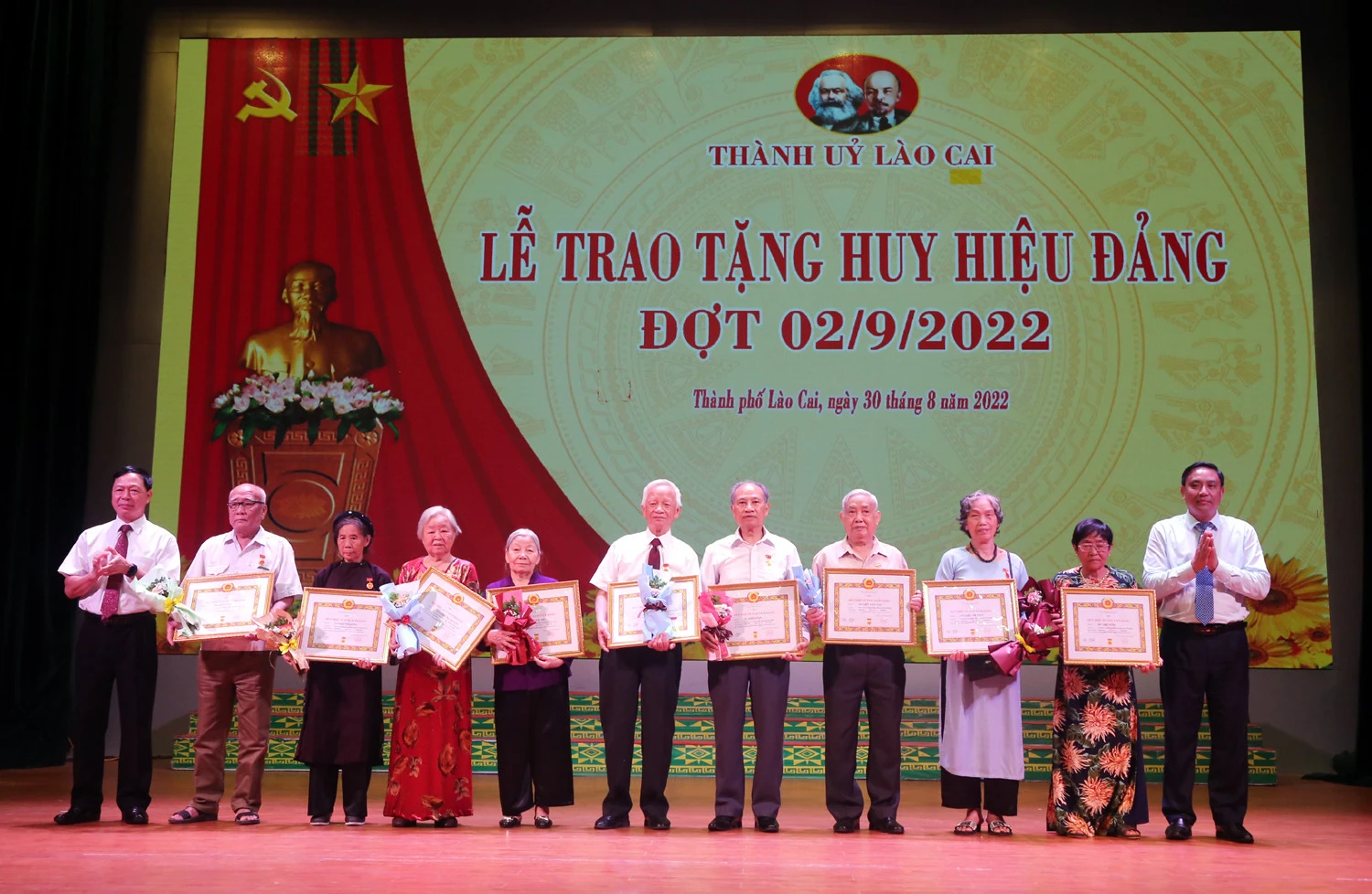 Phó Bí thư Tỉnh ủy Hoàng Giang dự lễ trao tặng Huy hiệu Đảng đợt 2/9 cho 93 đảng viên tại Thành ủy Lào Cai ảnh 5