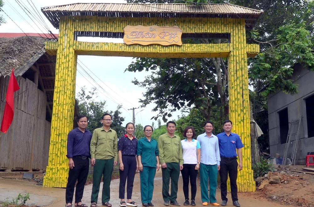 Trao học bổng cho học sinh có hoàn cảnh khó khăn. Khánh thành cổng chào thôn Pịt.