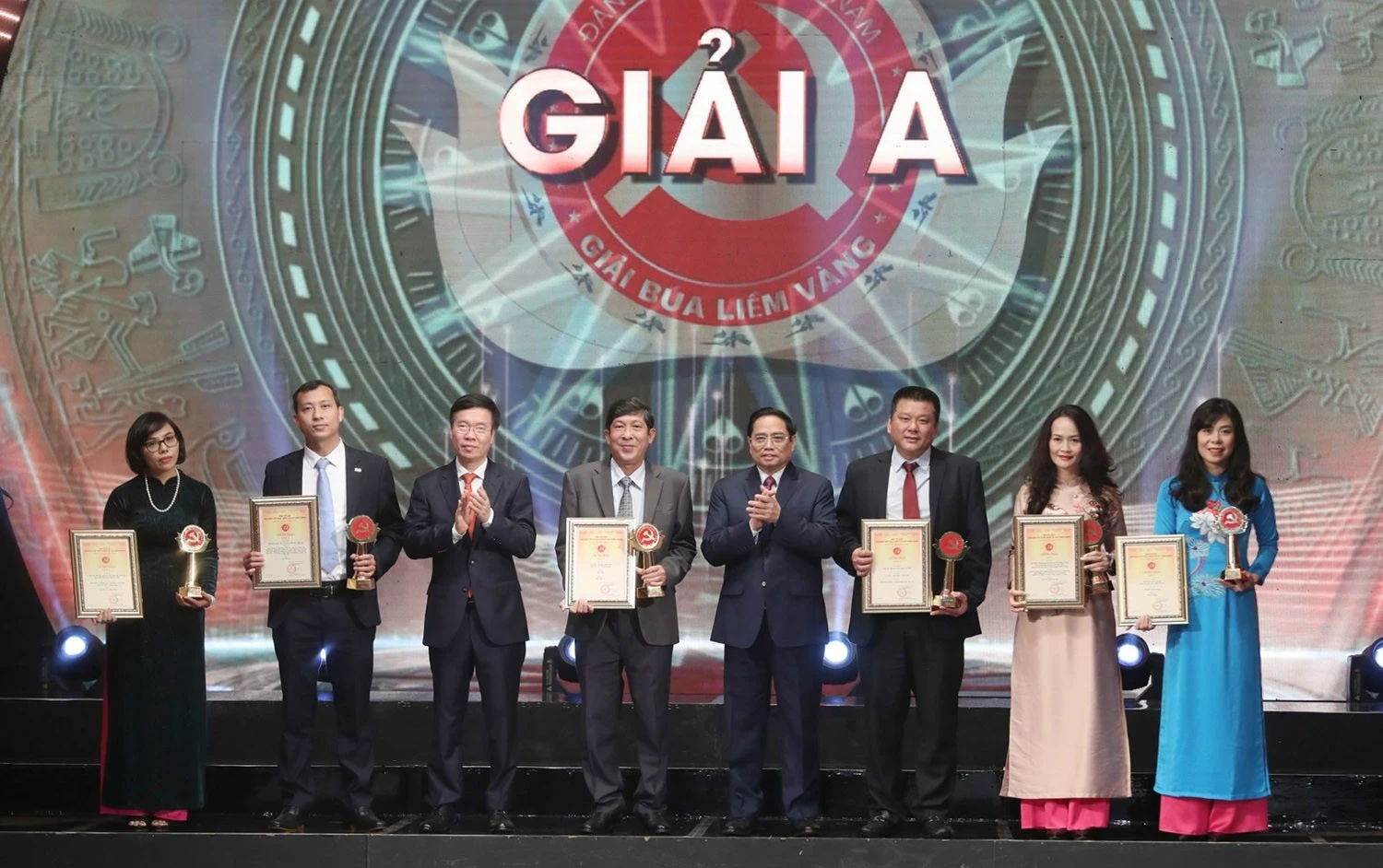 Thủ tướng Phạm Minh Chính và Thường trực Ban Bí thư Võ Văn Thưởng trao giải A cho các tác giả, nhóm tác giả.