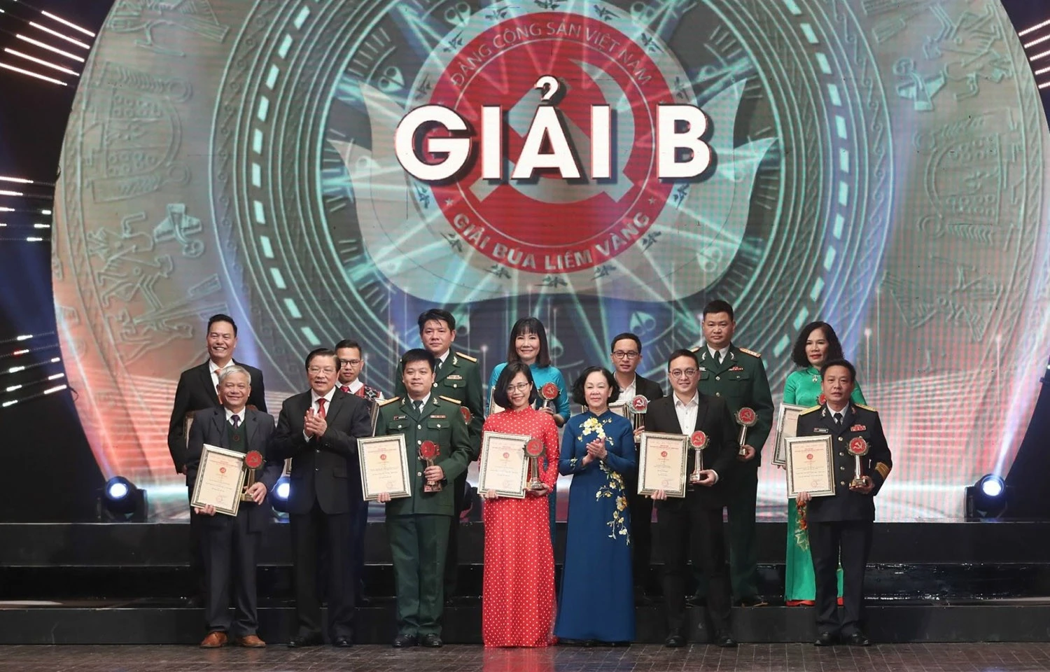 Trưởng ban Tổ chức Trung ương Trương Thị Mai (Trưởng ban Chỉ đạo giải Búa liềm vàng) và Trưởng Ban Nội chính Trung ương Phan Đình Trạc trao giải B cho tác giả, nhóm tác giả.