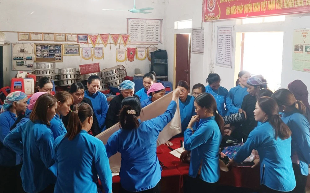 22 hội viên phụ nữ của thôn Sín Chải, Na Hối Nùng và Na Áng B tham gia học may.