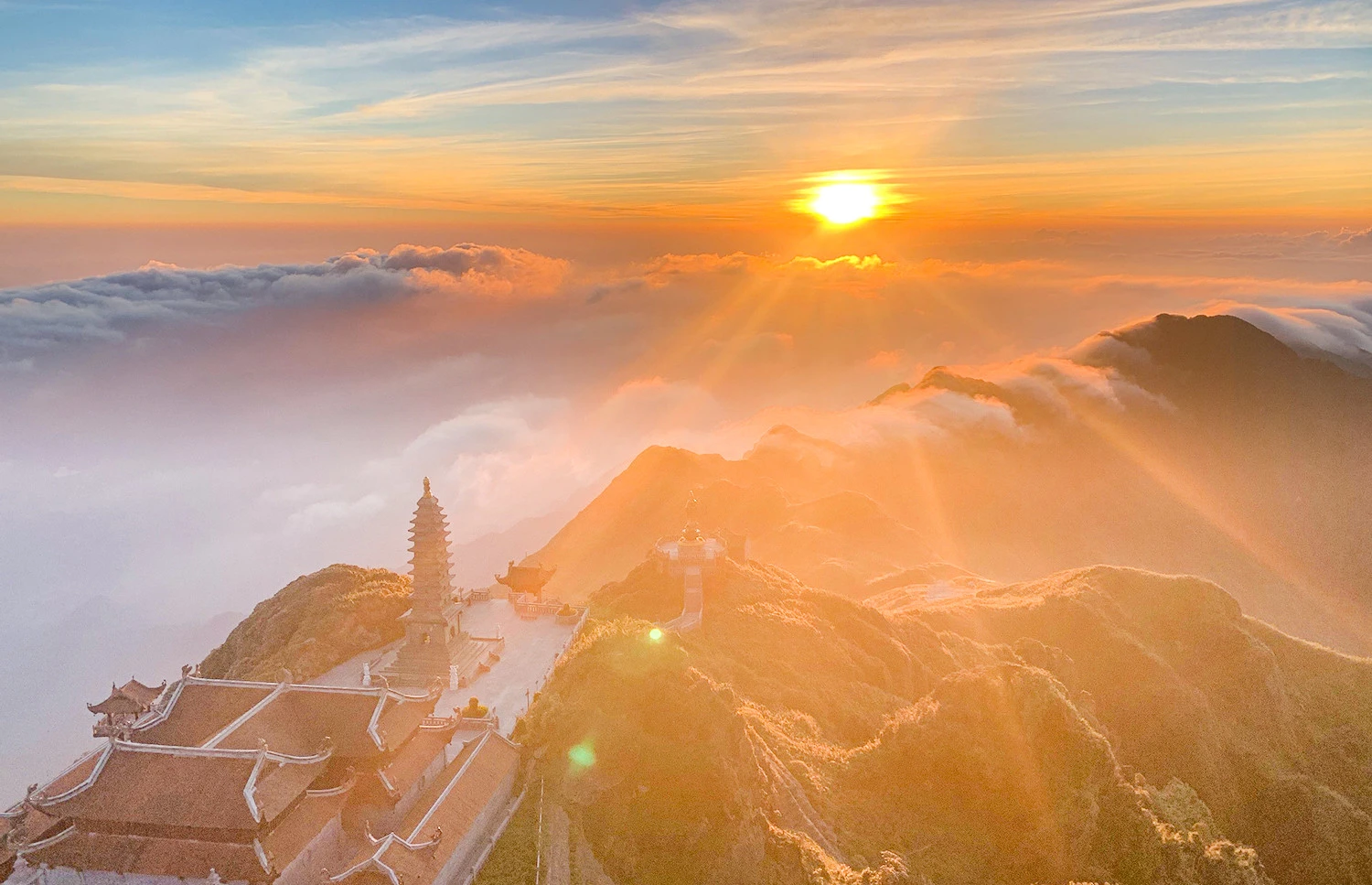 Khung cảnh biển mây tựa chốn “bồng lai tiên cảnh” trên đỉnh Fansipan ảnh 6