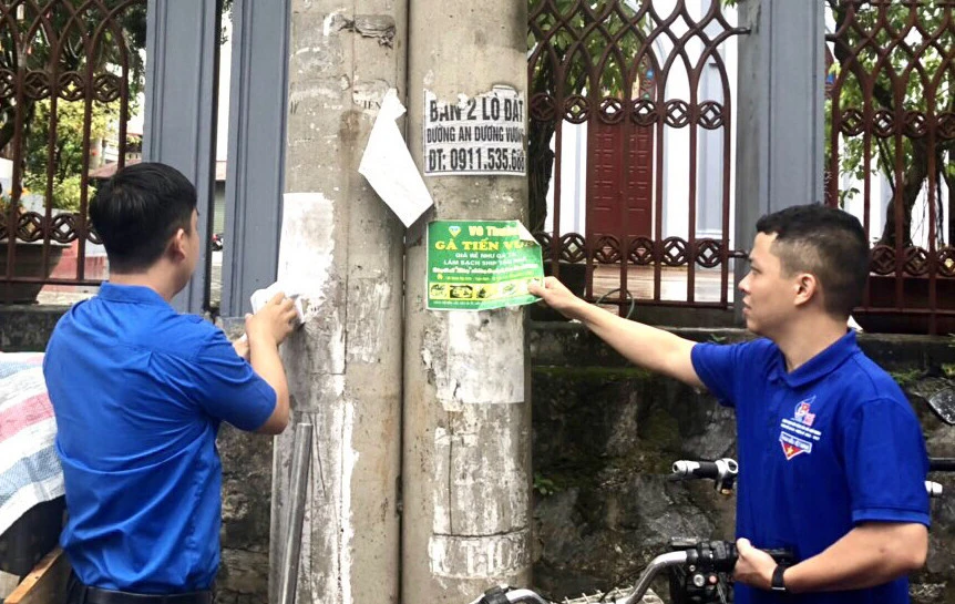 Gỡ bỏ các quảng cáo gây mất mỹ quan đô thị.