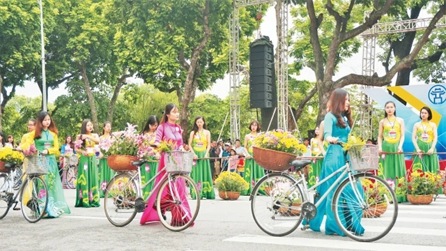 Hoạt động văn hóa - nghệ thuật tại không gian phố đi bộ hồ Hoàn Kiếm.