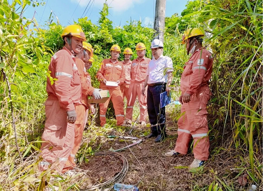 Lãnh đạo Điện lực Bảo Thắng động viên công nhân thực hiện kiểm tra sửa chữa lưới điện.