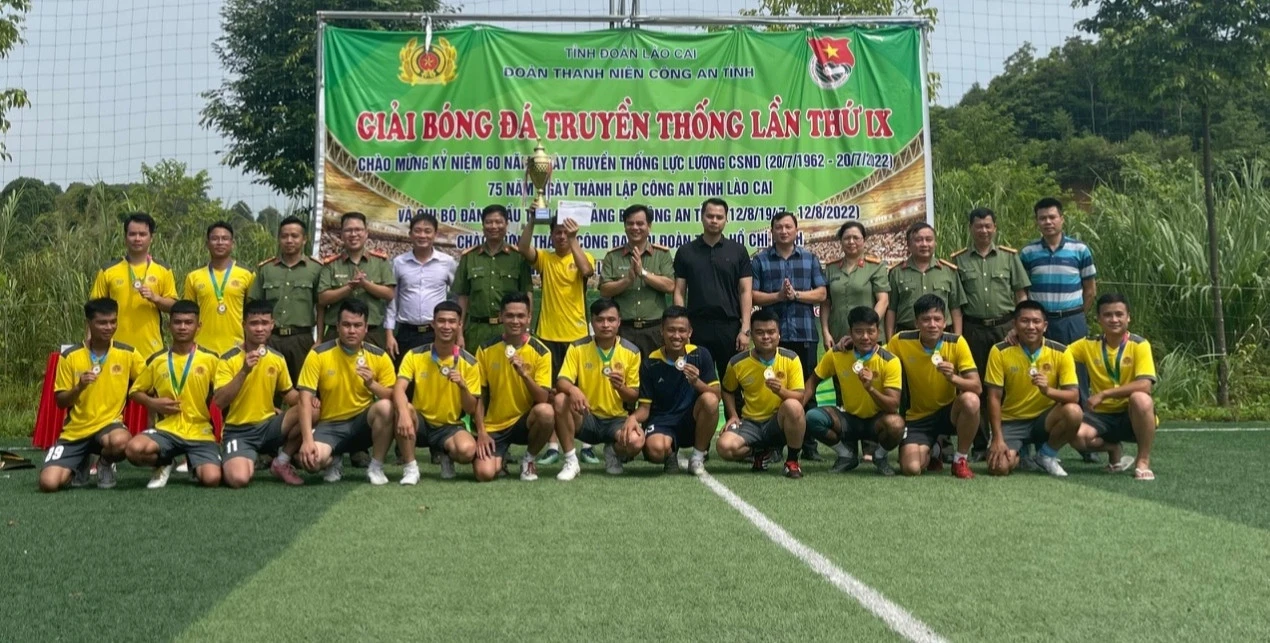 Đội Công an huyện Văn Bàn vô địch Giải bóng đá truyền thống Công an tỉnh ảnh 1