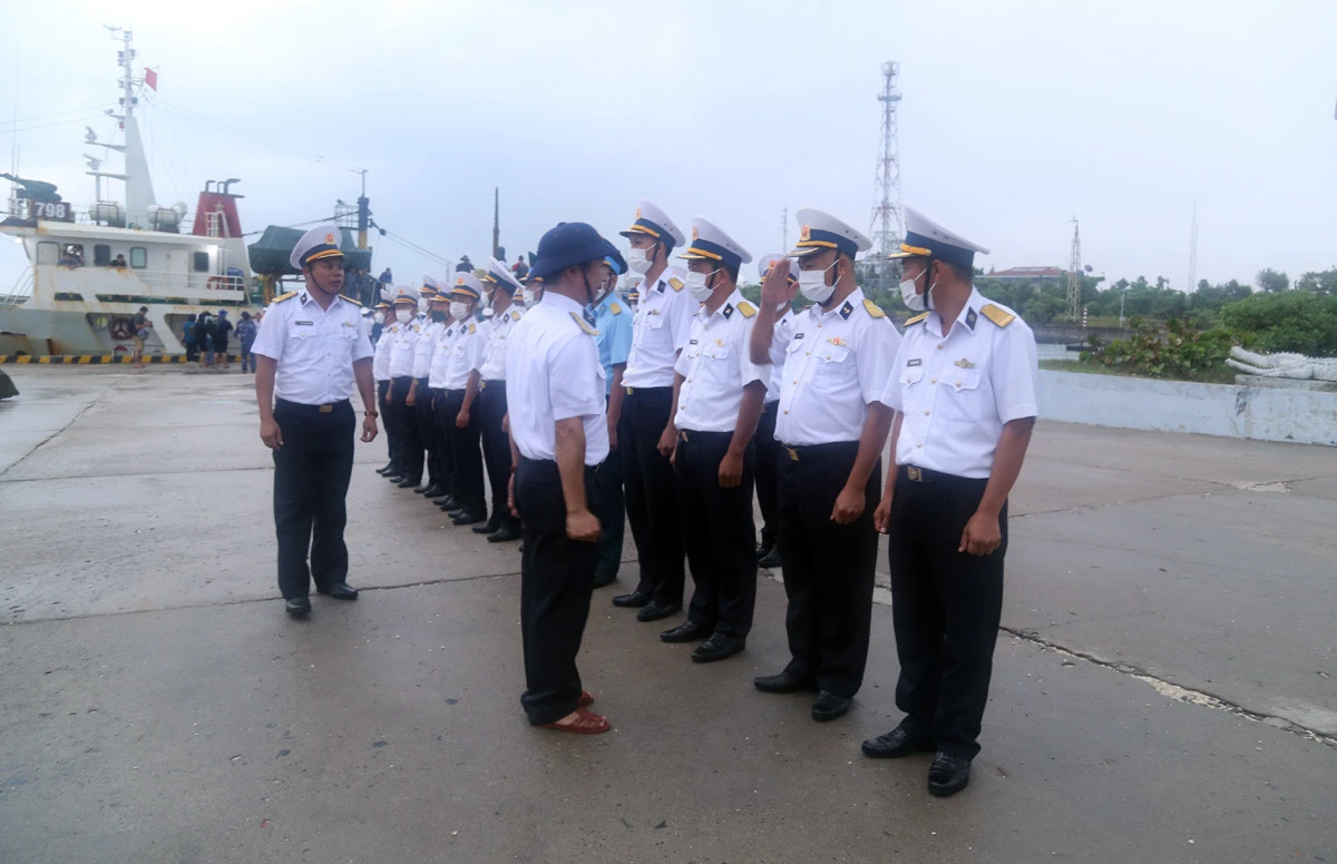 Cán bộ, chiến sỹ đảo Song Tử Tây thực hiện nghi thức đón đoàn công tác của Lữ đoàn 146 lên thăm và chúc tết đảo.
