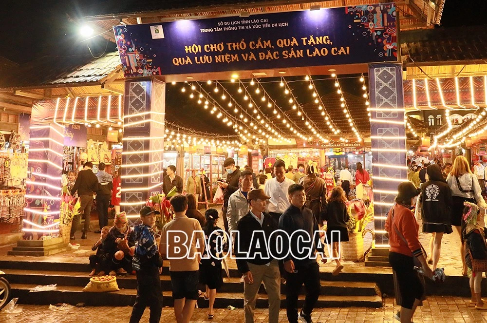 Du khách trải nghiệm không gian Hội chợ thổ cẩm.