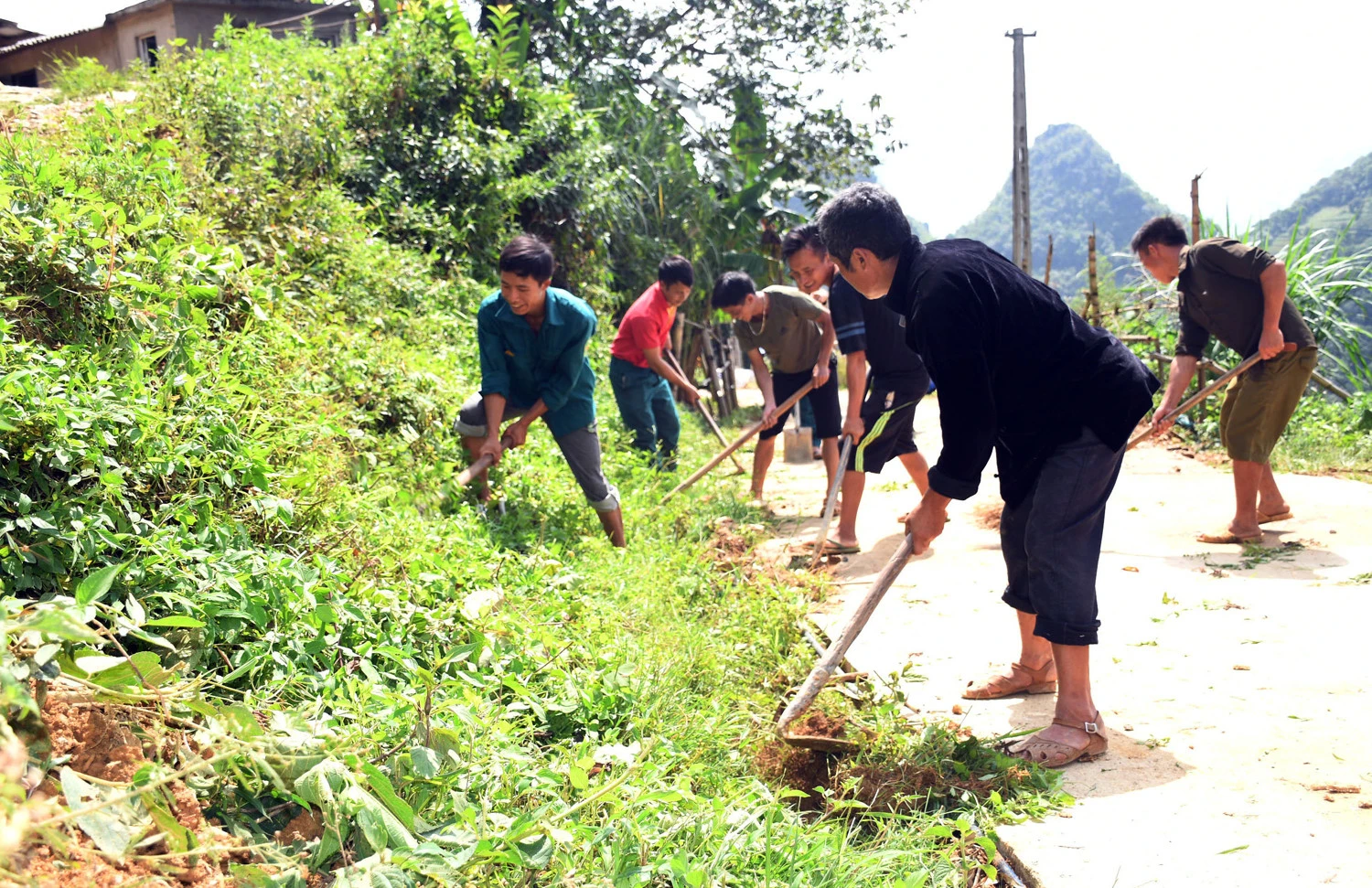 Người dân xã Sán Chải tích cực tham gia duy tu, bảo dưỡng các tuyến đường giao thông nông thôn.
