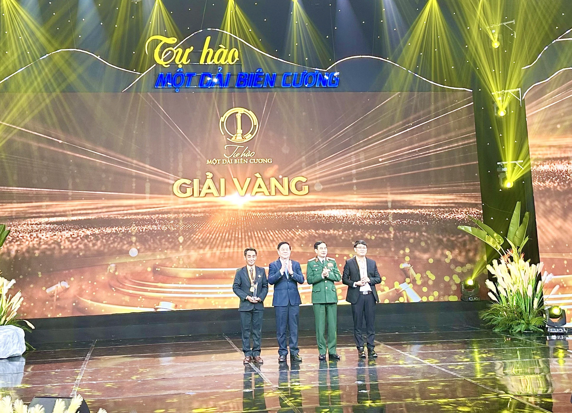 Trao giải Vàng cho các tác giả.