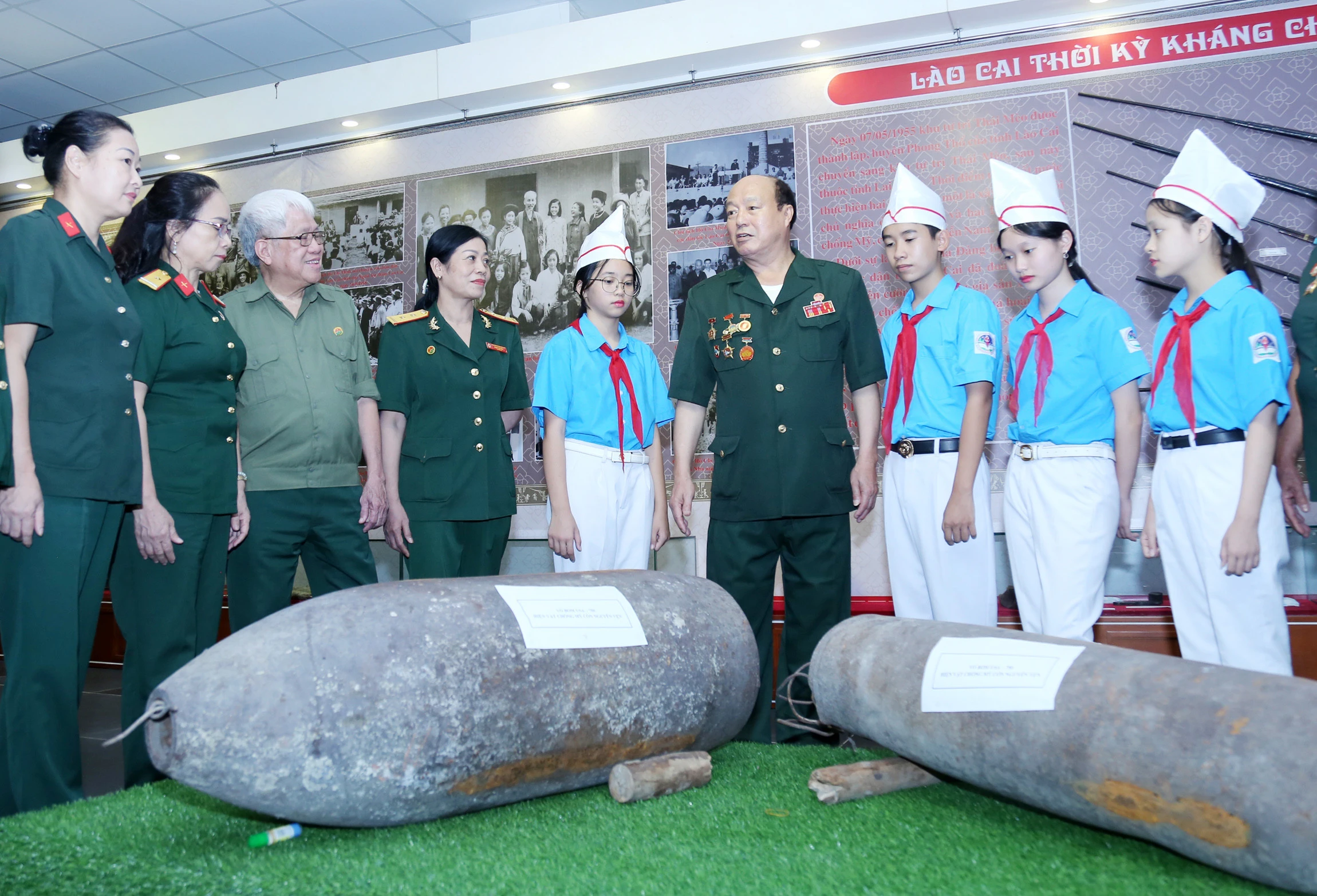 Chủ tịch Hội truyền thống Trường Sơn - Đường Hồ Chí Minh tỉnh Lào Cai nói chuyện truyền thống với thế hệ trẻ.