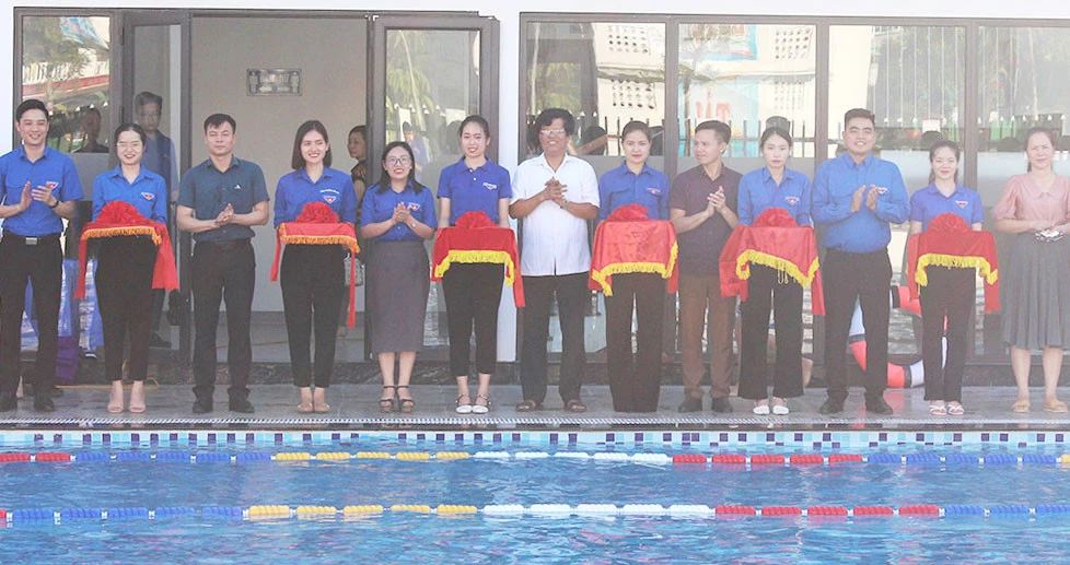 Khánh thành bể bơi Trung tâm hoạt động thanh thiếu nhi – công trình chào mừng Đại hội Đoàn tỉnh Lào Cai lần thứ XIV. Ảnh: Kiều Thu