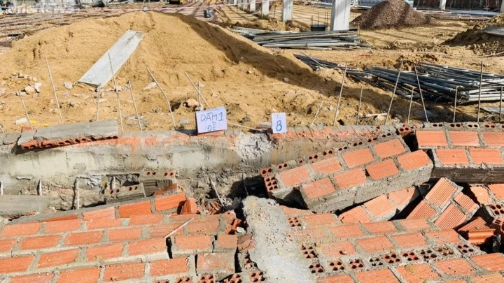 Cơ quan chức năng phong tỏa hiện trường để điều tra.