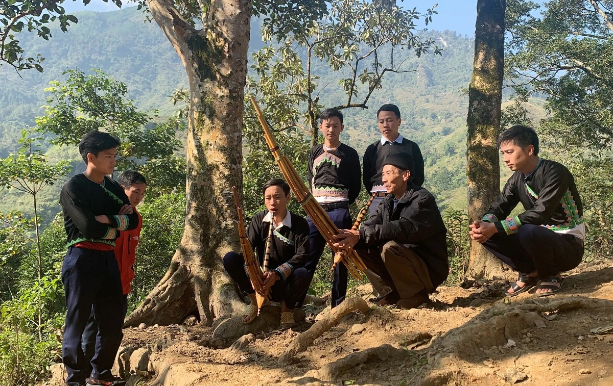 Các thành viên trong Câu lạc bộ Giữ gìn bản sắc văn hóa dân tộc Mông xã Nậm Chày học thổi khèn.