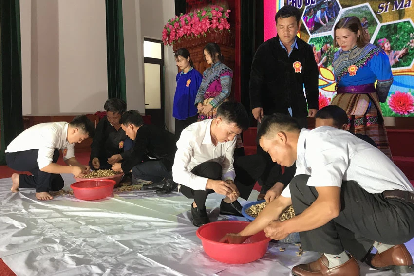 Các đội thi tranh tài ở nội dung tài năng nông dân.
