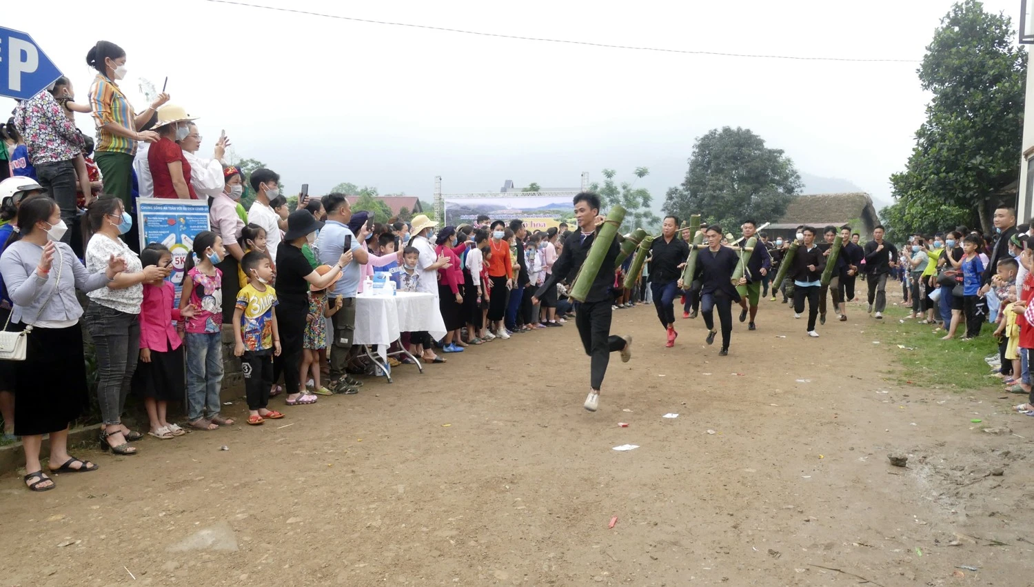 Thi bắn nỏ nội dung nữ đứng bắn. Đội thi chuẩn bị bày mâm trà thuốc. Các đội thi lấy nước xuất phát. Đội bản Nặm Cằm đã về nhất trong phần thi lấy nước từ thác Bản Hốc. Trò chơi đánh yến thu hút đông đảo người dân và du khách tham gia, cổ vũ.