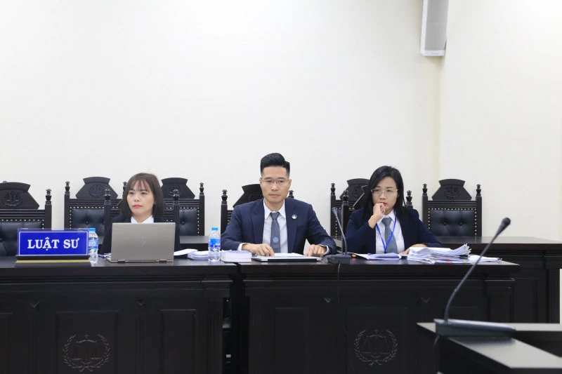Ba luật sư bào chữa tại phiên tòa.