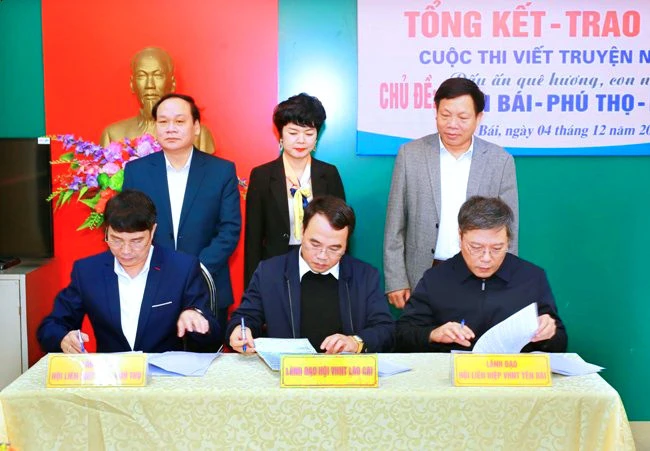 Lãnh đạo Hội Văn học nghệ thuật Yên Bái - Lào Cai - Phú Thọ ký kết chương trình phối hợp tổ chức cuộc thi năm 2023.