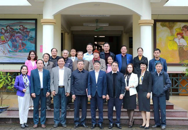 Các đại biểu và Ban tổ chức cuộc thi chụp hình lưu niệm cùng các tác giả đoạt giải.