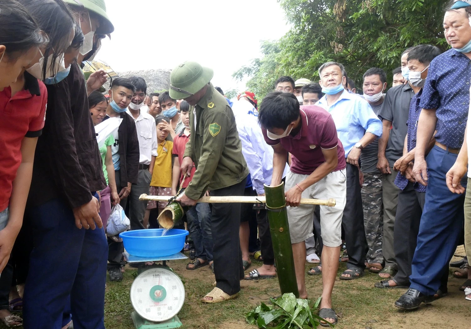Thi bắn nỏ nội dung nữ đứng bắn. Đội thi chuẩn bị bày mâm trà thuốc. Các đội thi lấy nước xuất phát. Đội bản Nặm Cằm đã về nhất trong phần thi lấy nước từ thác Bản Hốc. Trò chơi đánh yến thu hút đông đảo người dân và du khách tham gia, cổ vũ.