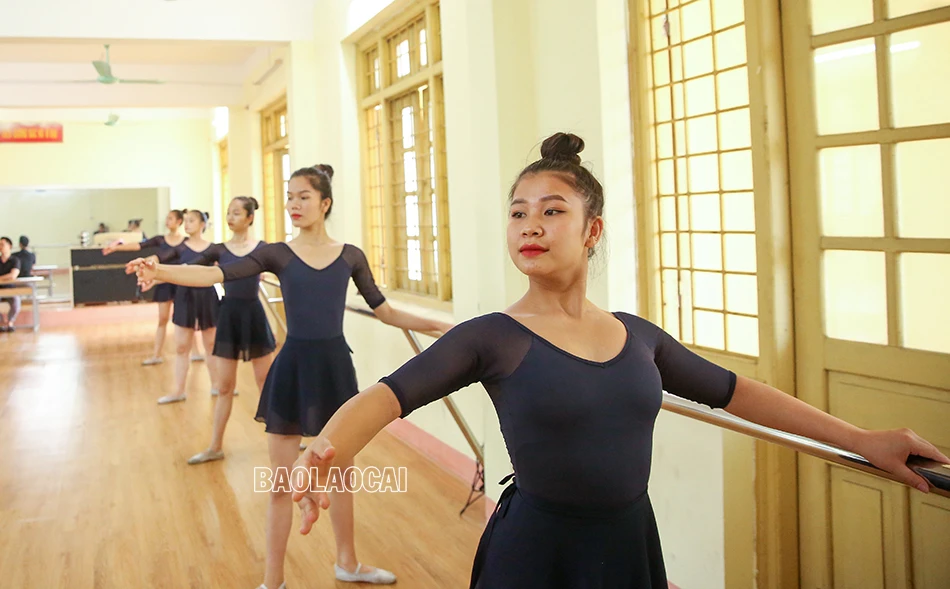 Những "thiên nga" khổ luyện trên giảng đường múa ảnh 6