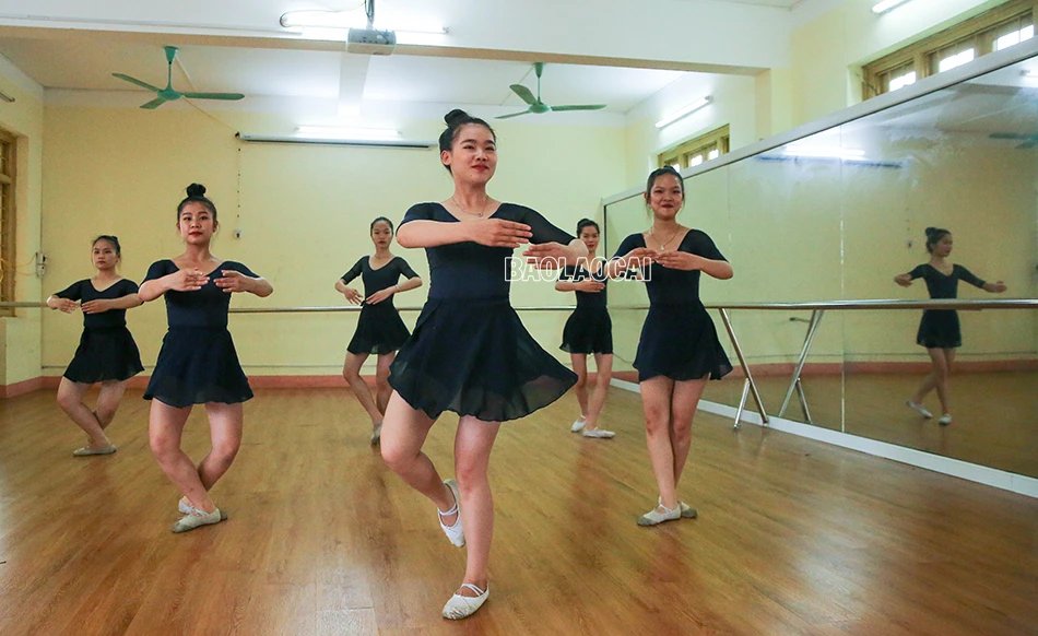 Những "thiên nga" khổ luyện trên giảng đường múa ảnh 5