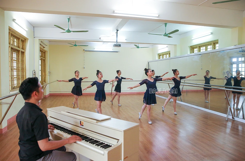 Những "thiên nga" khổ luyện trên giảng đường múa ảnh 4
