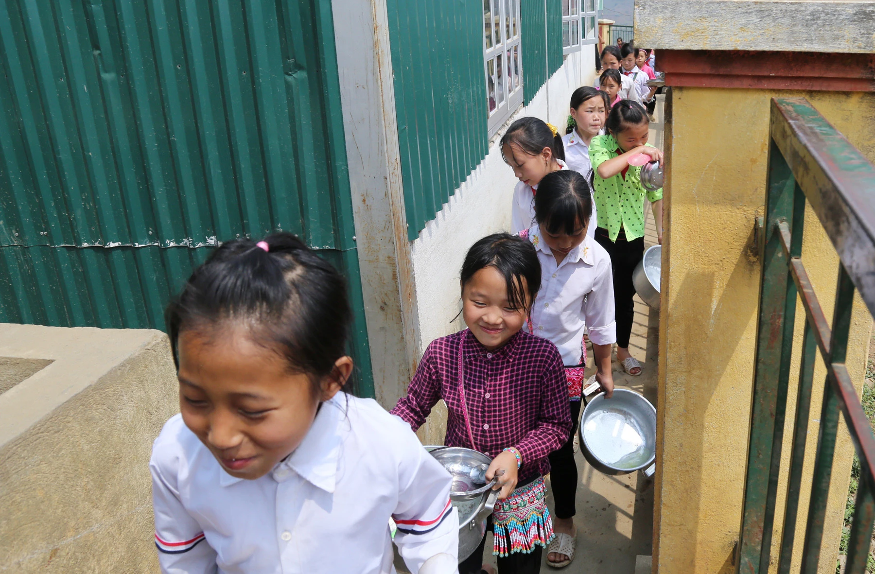 Học sinh vùng II, vùng III hoàn thành nông thôn mới tiếp tục được hỗ trợ tiền ăn và tài liệu học tập ảnh 1