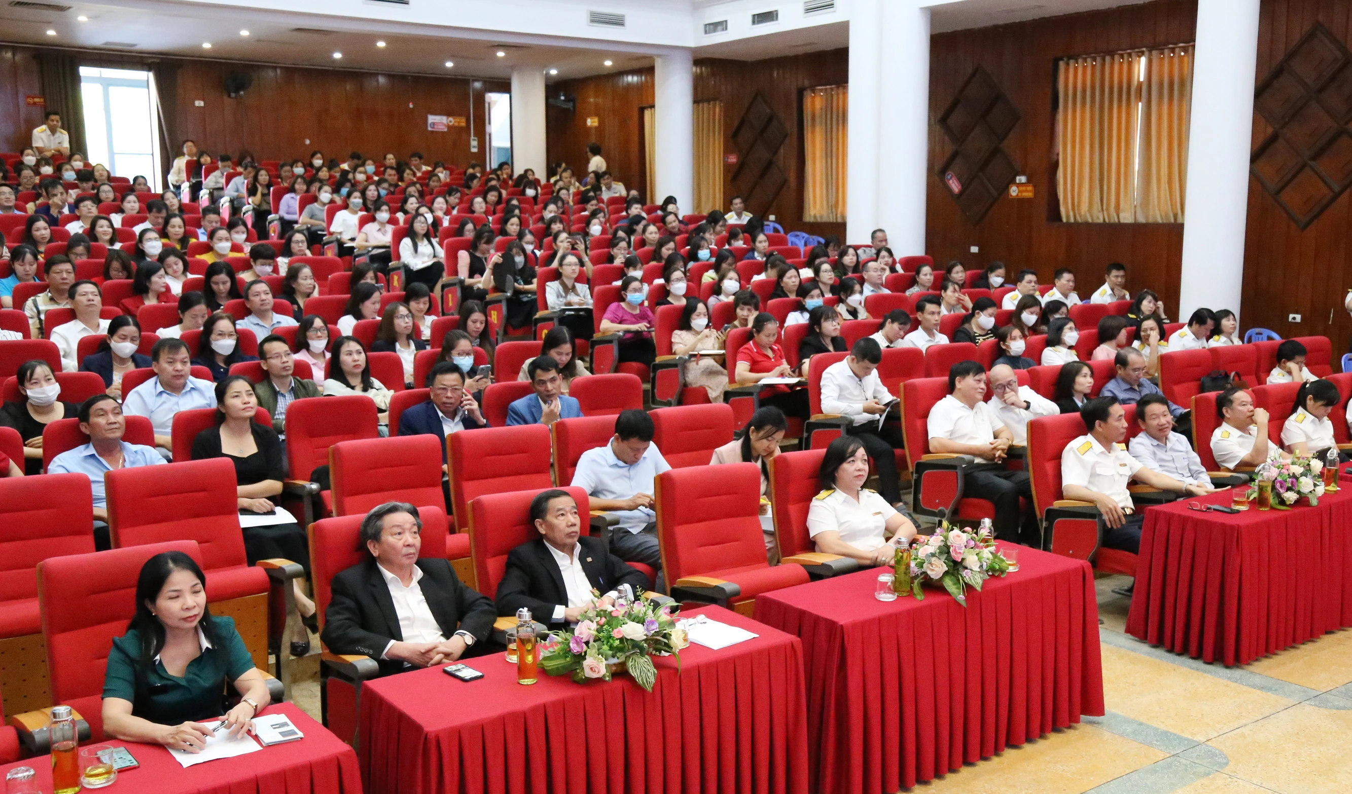 Các đại biểu dự hội nghị.
