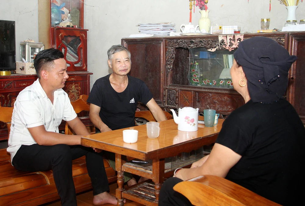 Bí thư Chi bộ thôn Bản Trang - Lý A Bầy (giữa ảnh) thường xuyên vận động người dân tích cực sản xuất, giữ gìn an ninh, trật tự.