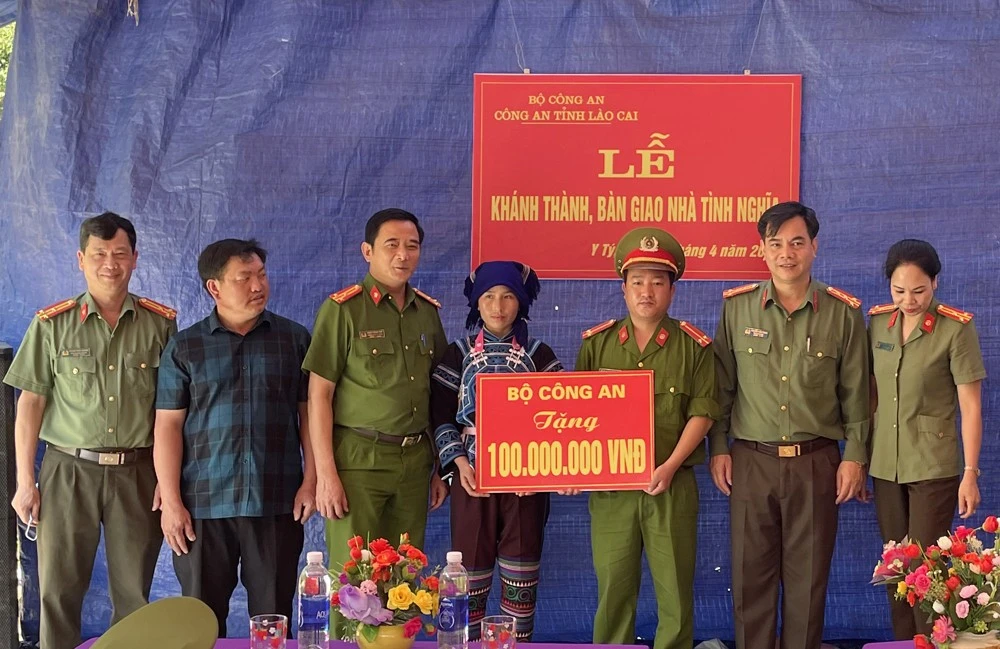 Trao nhà tình nghĩa cho cán bộ công an có hoàn cảnh khó khăn ảnh 1