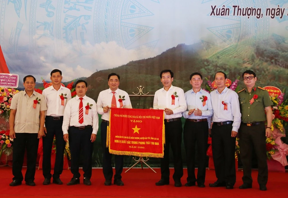 Thừa uỷ quyền, Trưởng Ban Tuyên giáo Tỉnh ủy Dương Đức Huy trao Cờ thi đua của Chính phủ cho xã Xuân Thượng.