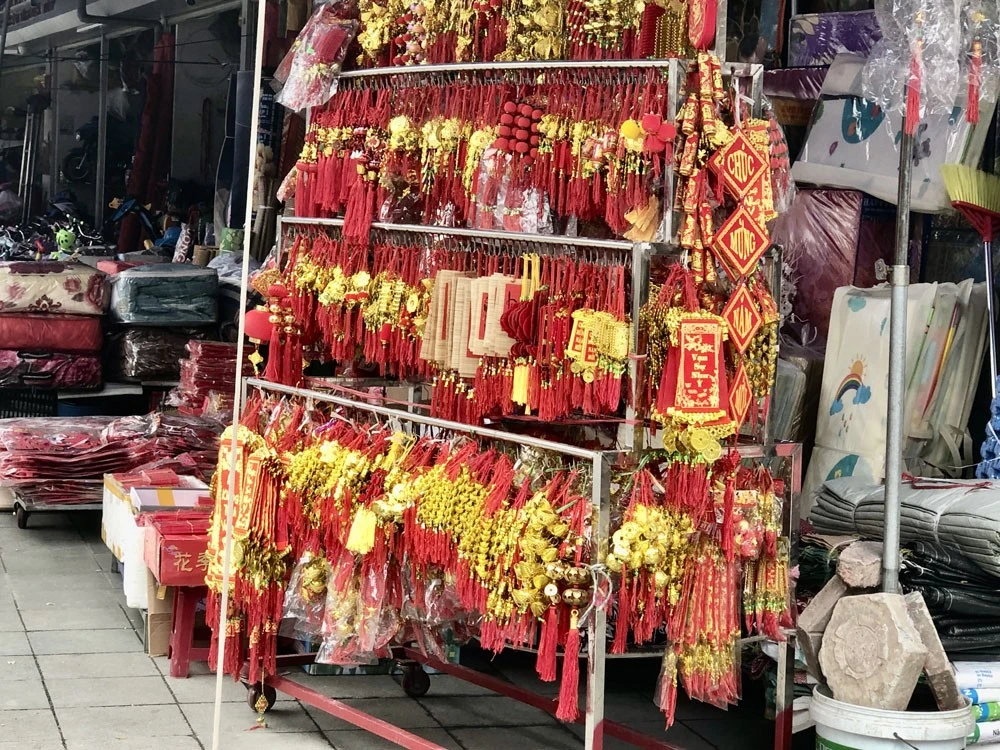 Rực rỡ sắc màu đồ trang trí tết.