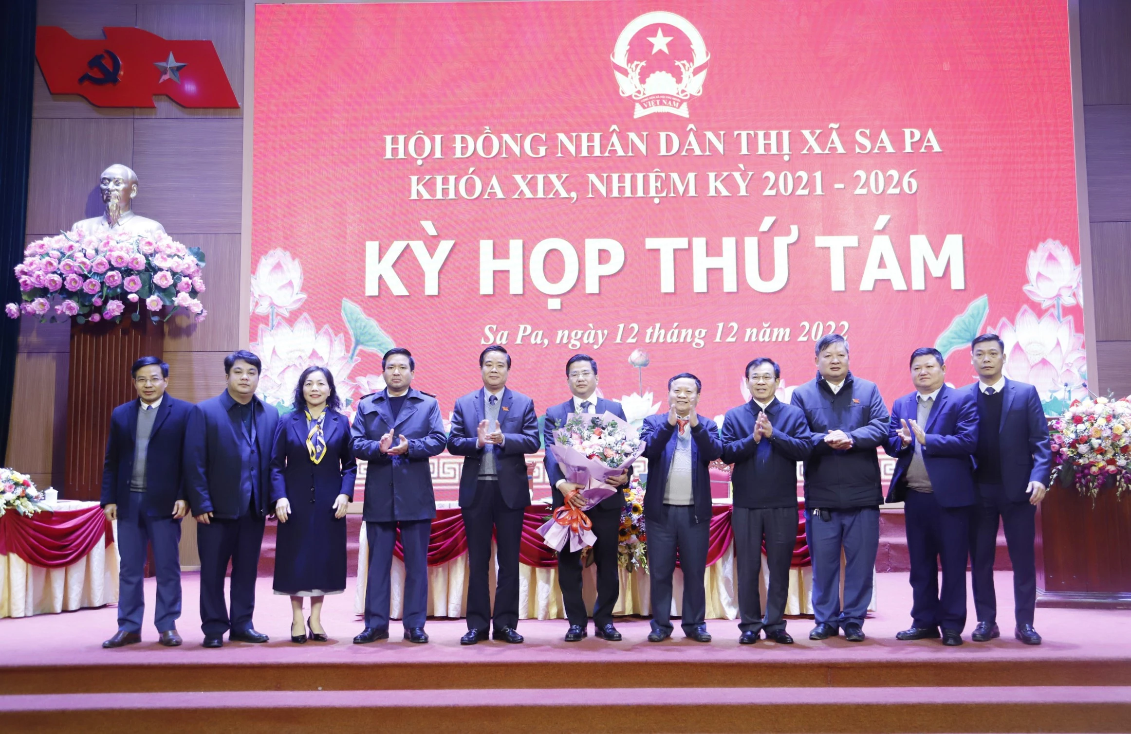 Lãnh đạo tỉnh và thị xã tặng hoa chúc mừng tân Chủ tịch UBND thị xã Sa Pa.